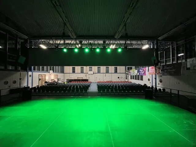 Bühne mit grünem Bühnenlicht in einer Halle