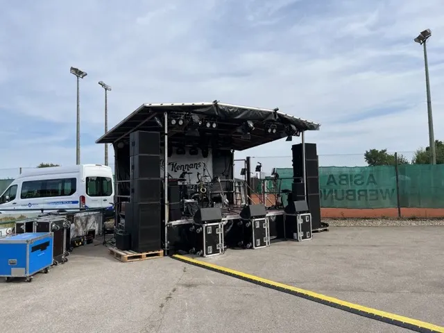 Mobile Bühne mit PA-Anlage