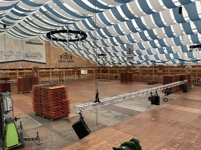 Vorbereitung eines Festzelts vor der Veranstaltung