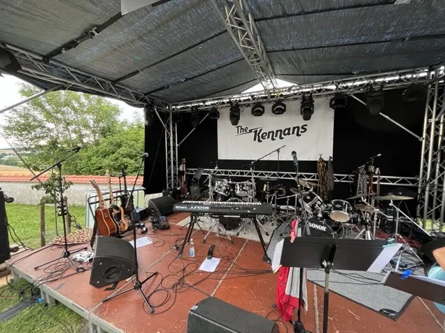 Leere Open-Air-Bühne vor einem Auftritt